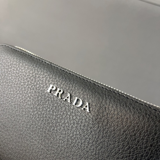 2023.11.06 P135 Prada Embossed Cowhide Handbag Multi Card Wallet Handbag features exquisite inlay craftsmanship, classic and versatile physical photography and delivery. Small ticket dustproof bag gift box 21 x 11cm