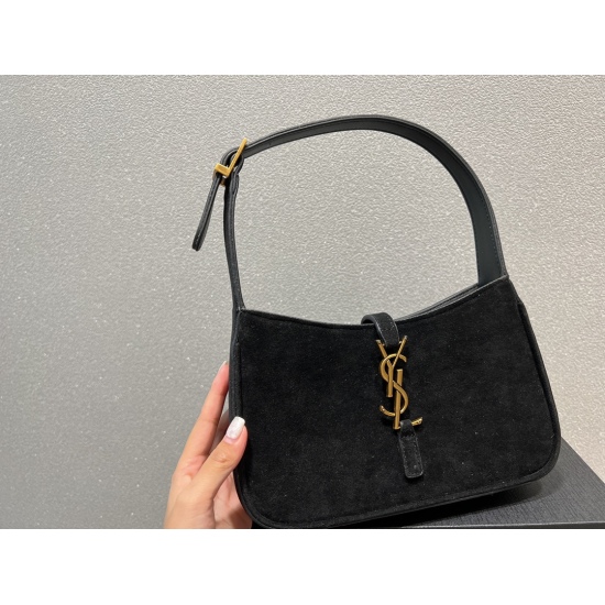 2023.10.18 P185 box matching ⚠️ Size 23.13 Saint Roland Suede Underarm Bag has a versatile temperament that can be sweet, salty, A-shaped, and sassy, effortlessly handling any style. It is a must-have for beauty collection