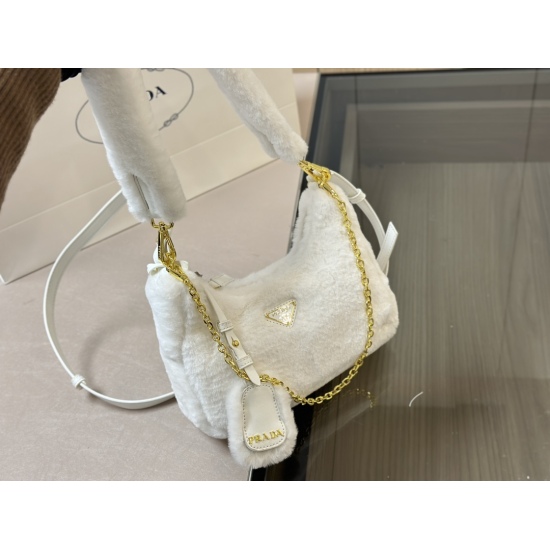 2023.11.06 185 box size: 22.16cm Prada hobo rabbit hair Prada three in one! A large bag similar to a dumpling bag with a small bag, a wide shoulder strap with a chain, instantly came up with N matching methods in my mind, very versatile, and the upper bod