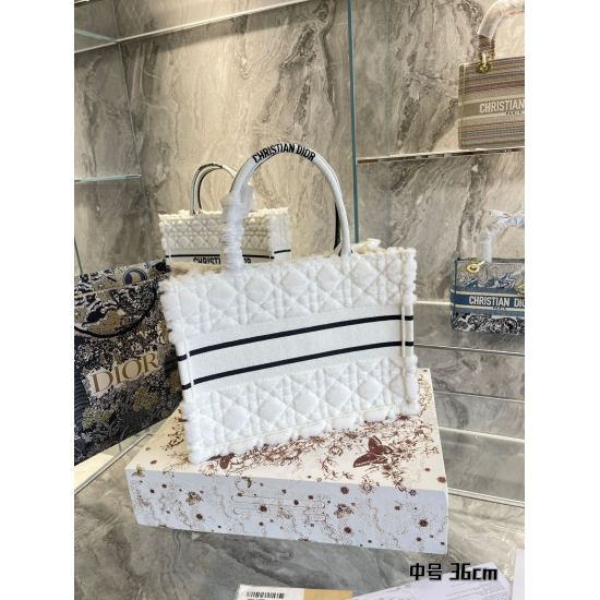 On October 7, 2023, the p320 comes with a box of Dior and 2022 autumn and winter furry totes. At first glance, it's a heartbeat signal. C. n Due to his size, the first tote in life is Old Flower Medium! Having been a mommy bag for a few years, I have trul