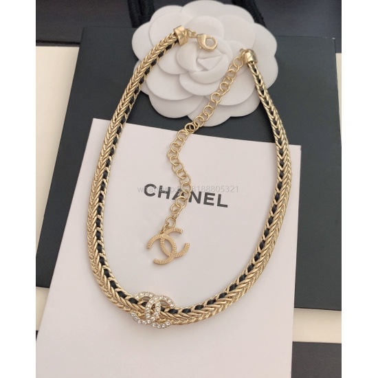 July 23, 2023 ♥ Old style, ♥ Small ch * nel's latest black leather necklace with consistent Z material available in black and white