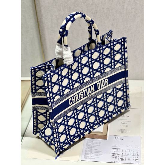 20231126 Large 780 [Dior] Popular Book Tote shopping bag, embroidered in diamond blue. This Book Tote handbag is inspired by the creative director of women's clothing, Maria Grazia Chiuri, which is a flagship product that embodies Dior's aesthetic. It can