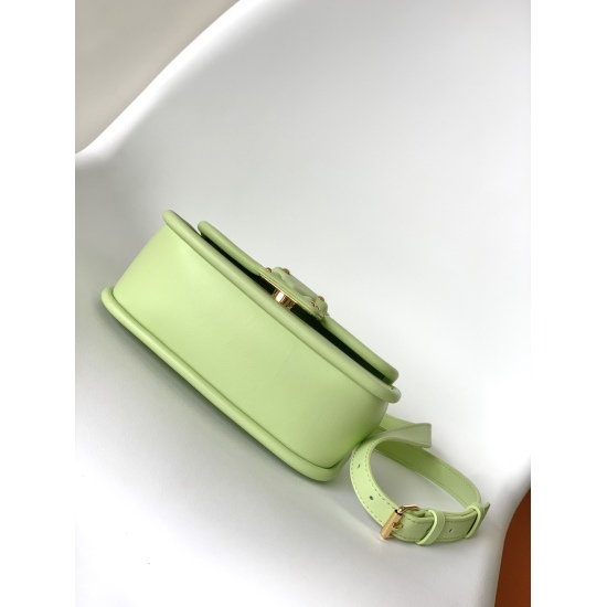20231126 p800 M22721 Purple M22724 Black M22725 Green M22720 White M22723 Orange Top of the line Original This Hide Seek handbag features Epi leather in a bright color scheme, featuring a Toron roller press handle and leather wrapped S-lock buckle, tracin