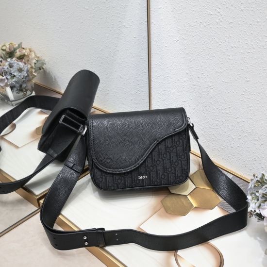 On July 20, 2023, this mini saddle messenger bag is exquisite and fashionable, with a single fabric (with box) batch [hair] [hair] [top-level original]. Crafted with black grain cow leather and adorned with a flip and 