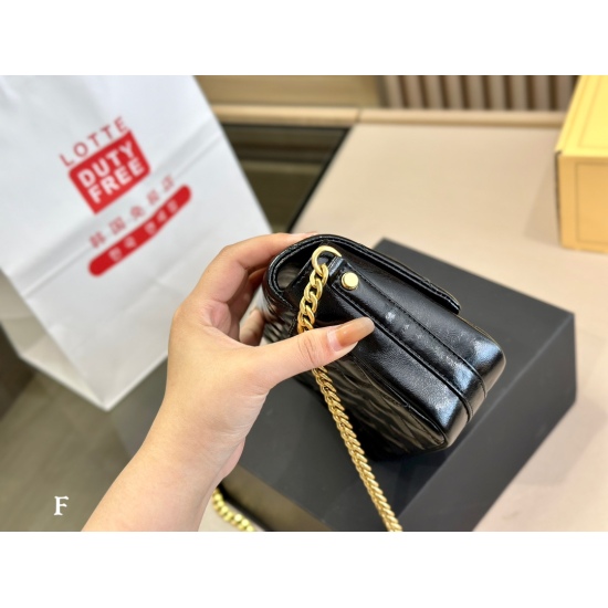 On October 13, 2023, 210 comes with a foldable box. Aircraft box size: 18.14cm Chanel chain bag, small, cute, and high-quality! Very advanced!