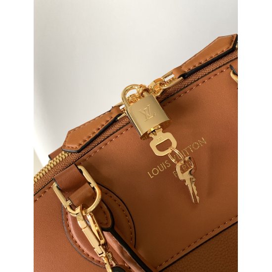 20231125 p800M22914 black M22925 brown M23061 meter white M22927 grayish brown top grade original unit exquisite and practical Lock It MM bag is made of exquisite grain Taurillon leather and smooth calf leather, paired with golden decorative buckles and h