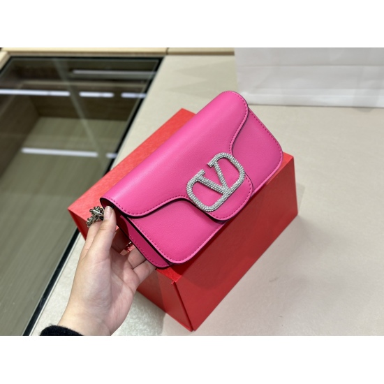 2023.11.10 210 box size: 20.11cm Valentino new product! Who can refuse Bling Bling bags, small dresses with various flowers in spring and summer~It's completely fine~