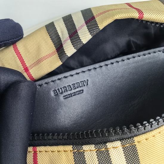 On March 9, 2024, the original P530 design drew inspiration from the street style of the 1990s, with a refreshed decoration of Burberry plaid and incorporating brand iconic collection elements. Adjustable buckle bag with 1 rear zipper, outer pocket, zippe