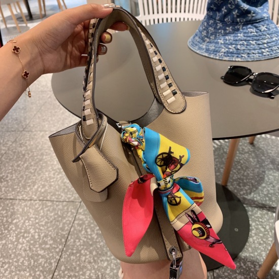 2023.10.29 Large P215 Small P205 Hermes New Hermes/Hermes Lindy Bag High end Quality Counter Latest Star and Same Style Essential Human Hands Hermes Every Girl's must-have, Fashionable Girl Paper Must Keep It Special and Practical, Give It to People, Keep