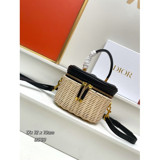 On July 20, 2023, the new bamboo joint Dior women's makeup bag is paired with detachable and adjustable leather shoulder straps in the same color, making the design more exquisite. The exquisite design fully reflects Dior's exquisite craftsmanship, making
