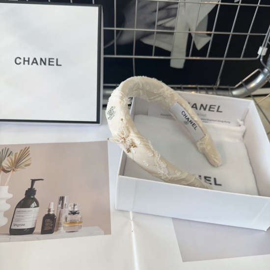20240413 P 55 comes with a packaging box, Chanel. The new small fragrant hair hoop is made of heavy-duty small pearl butterfly and paired with beautiful lace. It's really beautiful! Goddesses must enter