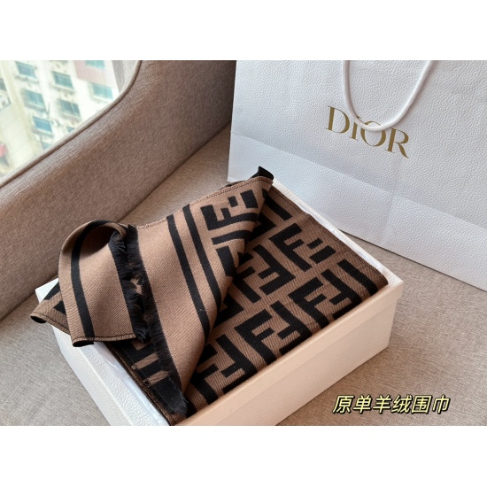 2023.10.26 190 box (original order) size: 35 * 180cm Fendi original single sided scarf This winter is a caramel flavored cashmere scarf with a soft and warm feel, which has a very good tone. yyds is real