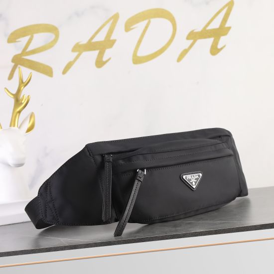 On March 12, 2024, P440 new waist bag 2VL0132 waist bag is made of imported nylon fabric and Saffiano leather with adjustable nylon waist belt and side buckle. It features top-notch brushed hardware zipper closure and enamel metal triangle logo, making it