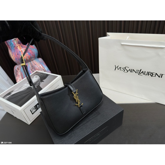 2023.11.06 Full set packaging recommendation for 180 duty-free stores. Yangshulin YSL underarm bag is very suitable for autumn and winter. I have seen Celine Gucci Prada a lot Yang Shulin's bag is very novel, with vintage leather that is quite durable and