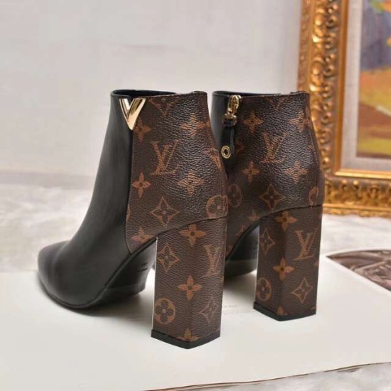On November 17, 2024, LV high-heeled versatile short boots have been updated again!!! Official website and counter are simultaneously launched, with zippered buckle on the inner belt!! Face leather: The top layer is made of cowhide and LV iconic floral le