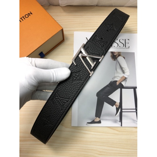 On December 14, 2023, a complete set of gift box packaging will be provided at the delivery counter. Lv: Original single and double-sided top layer cowhide leather belt. This calf leather material is made of natural calf leather paired with Louis Vuitton'