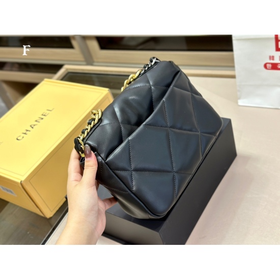 On October 13, 2023, 225 (equipped with folding box airplane box) size: 26cm Chanel 19bag, achieving the best cost-effectiveness. Leather material has been upgraded again with a high-quality texture