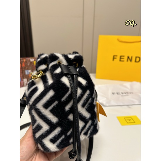 2023.10.26 P185 (with box) size: 1812FENDI New Autumn/Winter Lamb Hair Bucket Bag, made of lamb hair material, with a super comfortable feel - comes with two shoulder straps, both detachable, compact and exquisite! Versatile and trendy, rarely bumping int