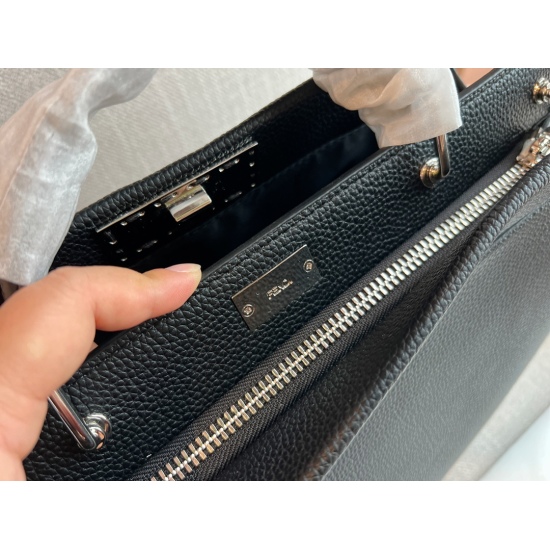 2023.10.26 245 Boxless Size: 36 * 30cm Fendi Men's Platinum Bag 21ss Soft Leather Series Two compartments One side zipper/One side hook!! The cute and mischievous little monster of Ninzang!