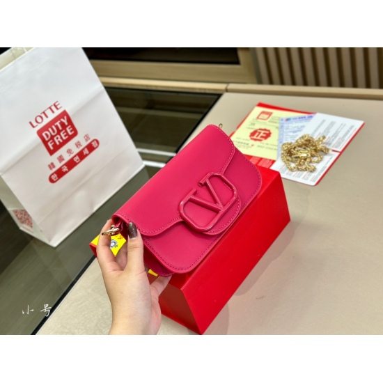 2023.11.10 195 box size: 20.12cm Valentino new product! Who can refuse Bling Bling bags, small dresses with various flowers in spring and summer~It's completely fine~