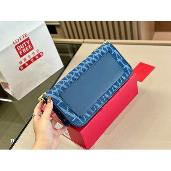 2023.11.10 215 205 comes with a foldable box size of 27.14cm 20.12cm Valentino New Product! Who can refuse Bling Bling bags, small dresses with various flowers in spring and summer~It's completely fine~
