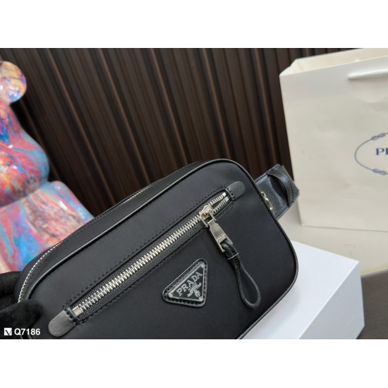 2023.11.06 185 Folding Box Prada Chest Bag, this year Burberry's chest bag is really a mess. This is a way that young people like it, it looks fashionable and energetic, easy to highlight personality. Size 23.13cm