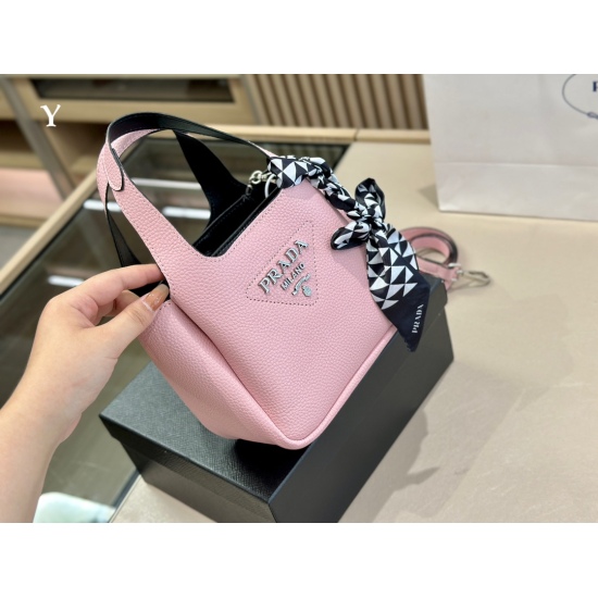 2023.11.06 210 box size: 19.16cm Prada popular online shopping basket Prada shopping bag is portable and can be carried across the body