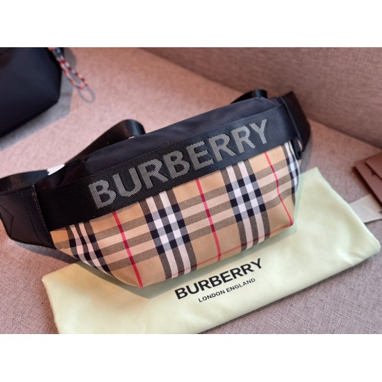 2023.11.17 180 box size: Top width 30cm * 16cm bur waist pack! Cool and cute! This waist bag really shouldn't be too easy to carry! I will definitely like the unisex style!