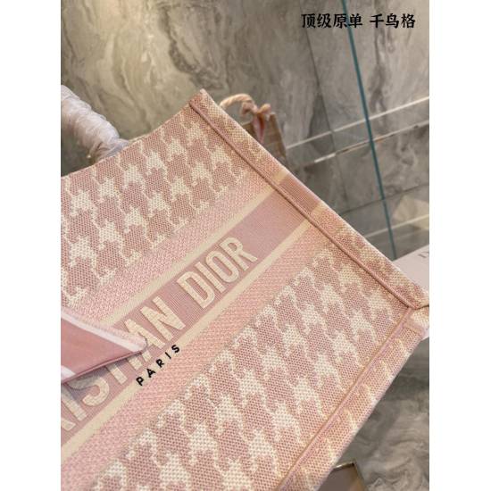 On October 7, 2023, the P295 Thousand Bird Grid Dior Book Tote is an original work signed by Maria Grazia Chiuri, the artistic director of Christian Dior, and has now become a classic of the brand. This small style is designed specifically to accommodate 