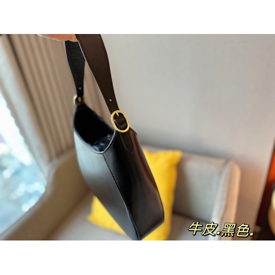 On June 6, 2023, 230 comes with a box of cowhide size: 27 * 20cmprad cleo. The design of the Prada Cleo underarm bag has a strong sense of 3D, and you can feel its beautiful streamline through the pictures, which has a high fashion feel.