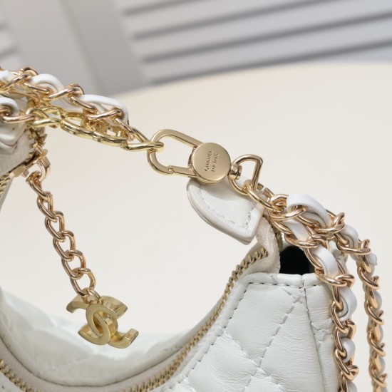 July 10, 2023 Chane1 ️⃣ 23p Moon Bag I was enchanted at the first sight. The hardware of the small waste bag was light champagne gold and thin chains. The counter sister made it look like a small moon, and immediately it was so cute and soft that she dese
