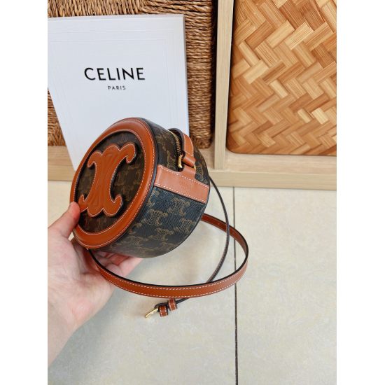 20240315 p700 CELIN * | OVAL CUIR TRIOMPHE Large TRIOMPHE Logo Print Spliced Cow Leather Oval Handbag Large Mooncake Bag 16868 Classic Weaving Paired with Smooth Calf Leather Featuring the Brand's Classic Triumphal Arch Logo Large Size has a larger capaci