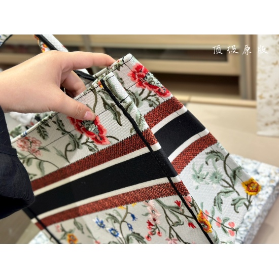 On October 7, 2023, 320 310 comes with a box of Dior original fabric jacquard Dior book tote. This year's favorite shopping bag tote, which I have used the most times, is the Dior. Due to its huge capacity, everything is placed inside, and the concave sha