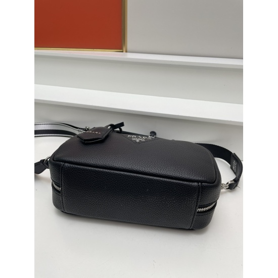 2023.07.20 It is indeed Prada Prada. It wants to carry a minimalist bowling bag every day, which is small and free of charge. It is very suitable for the new model of the counter. It is not easy to get the size of 26-15-10cm. Model 1BB102
