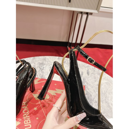 2024.01.17 P360 Banana Heel (Back Air Condora Slippery Shoes features a bird beak like pointed toe design, with a charming style. Made of black leather, the shallow mouth reveals the beautiful lines of the foot. This casual shoe features a 100mm sloping h
