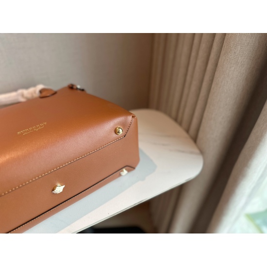 2023.11.17 235 no box size: 34 * 25cmBur new product large briefcase new color new grid birch brown is not very advanced... commuting is very advanced!