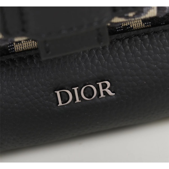 This backpack from 20231126 630 is a new product of the season, incorporating high order spirit into functional items and enriching the Dior Explore collection. Crafted with beige and black jacquard fabric, embellished with Oblique print and black grain c