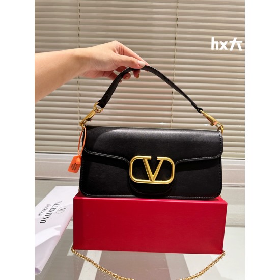 2023.11. 10 large P200 folding box ⚠️ Size 27.11 Valentino Loco shoulder bag, classic large V logo, and shoulder strap size is just right. It can be used to fit mobile phones and other items without worrying about not being able to fit, and this one is al