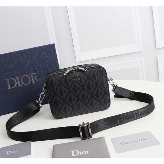 20231126 530 This hand-held messenger bag is elegant and practical, and can store various daily necessities. Crafted with Dior Grey CD Diamond pattern canvas, inspired by Dior archives, embellished with smooth leather details in the same color tone. The t