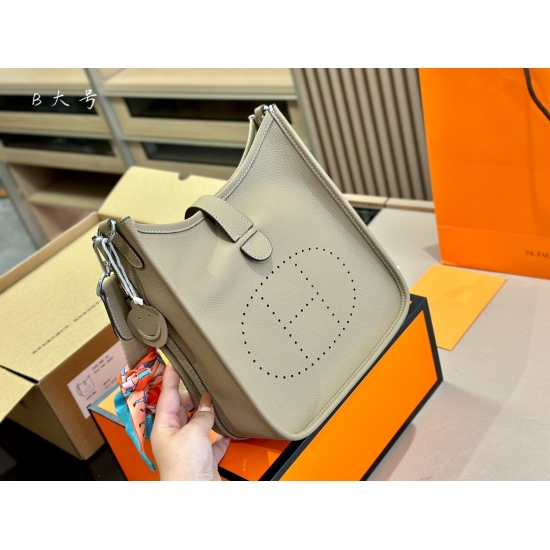 2023.10.29 270 Folding Box Aircraft Box Size: 24.26cm Evelyn Exclusive Customized Version Hermes Imported Leather Embroidery ✔️ Not a regular version on the market, absolute cost-effectiveness, super high, compact, lightweight, and sufficient capacity
