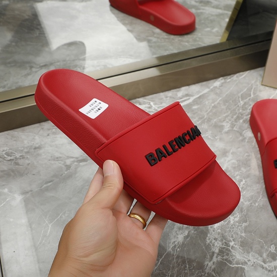 20240410 Running Volume Price 110 ▶️ BALENC * AGA 2020SS Upgraded Balenciaga Slippers ❤️ INS best-selling spot products are available for sale. The original version is purchased and molded, with a consistent large sole and a private mold. The one word str