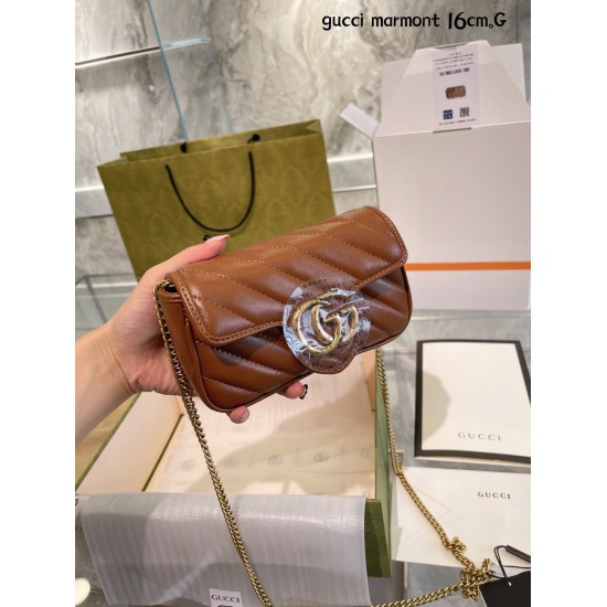 On October 3, 2023, the complete packaging of the p190 mini GG marmont is definitely Gucci's most beautiful!! The new caramel color is real! Double G buttons paired with wave quilted stitching are simple and atmospheric, with the original leather lining a
