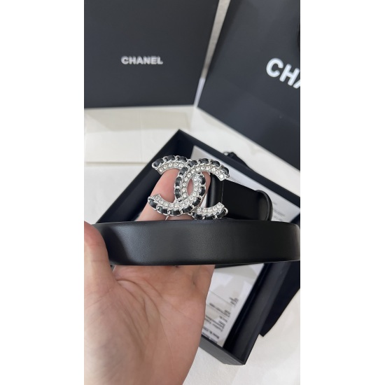 On December 14, 2023, Chanel features a dual C belt made of calf leather, paired with denim and diamonds for a classic and versatile high-end 3.0 wide 138940 pieces