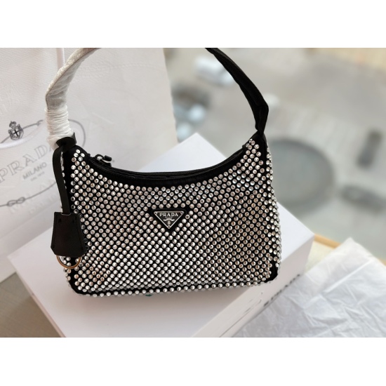 2023.11.06 190 box size: 23 * 13cmprad. The crystal hobo bag is definitely not immune to this fully drilled pit bag. Although it is small, its capacity is large! Enough for daily use~Various party banquets!