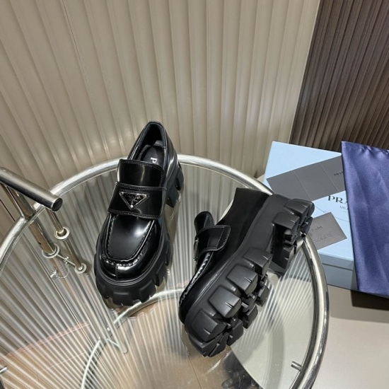 2024.01.05 High version 260 Top version 300 Top version! Purchasing level! PRADA 2021 Classic Walk Show New Product Metal Triangle Logo Style Never Outdated! The futuristic and high-end appearance of the new series is quite stunning, with a thick bottom t