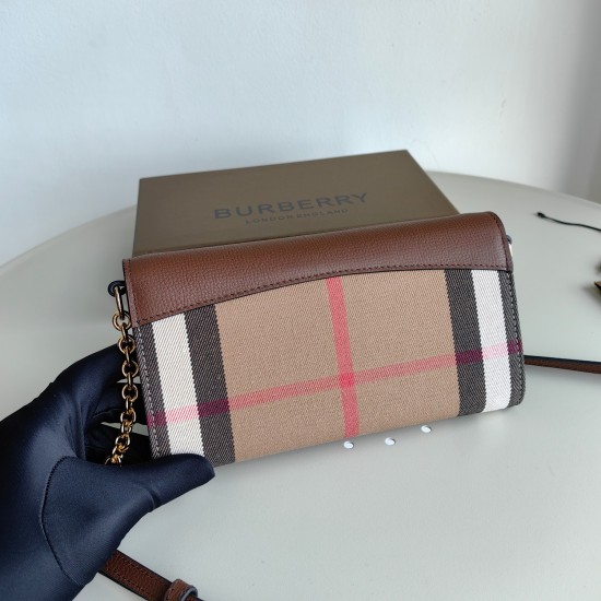 2024.03.09p510 Top of the line original Burberry Home Horseferry plaid leather chain embellishments wallet handbag comes with chain embellishments leather shoulder straps. This product can be used as a small handbag alone, or as a wallet to be stored in a