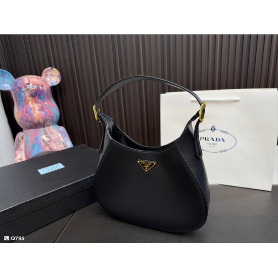 2023.11.06 195 gift box ⚠ Has the Prada underarm bag with a size of 26.18cm been opened yet? Isn't it too beautiful! The shape of the saddle bag is really amazing!