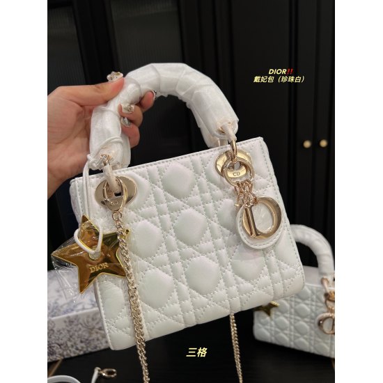 2023.10.07 P255 folding box ⚠️ Size 20.18P250 folding box ⚠️ Size 17.15 Dior Princess Bag ⚠️ Comes with a star pendant, badge, shoulder strap, perfect match for everyday commuting fashion, classic, and effortless handling of any style