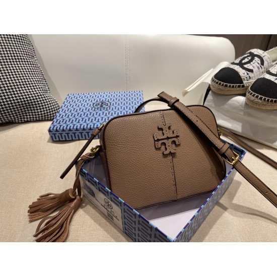 2023.11.17 p190 Gift Box size20 15Tory Burch Camera Bag Celebrity Same Camera Bag This bag has a magic that is easy to see and buy, with a focus on casual style design. The versatile matching bag features a top layer of cowhide leather with a soft touch t