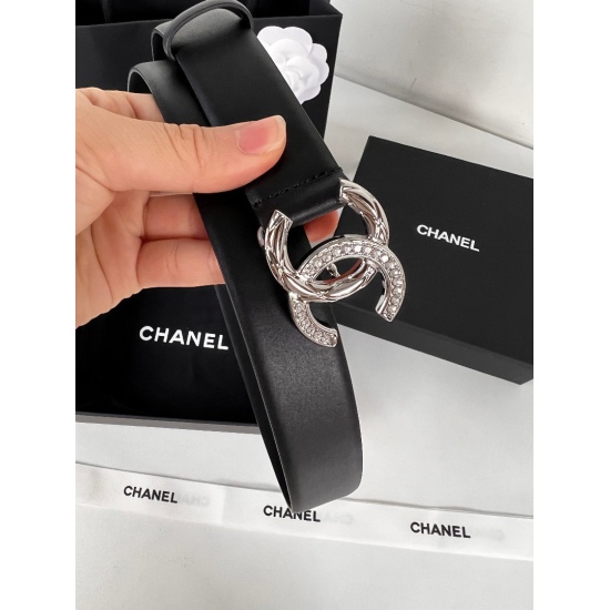 On December 14, 2023, Chanel's original single item has a width of 3.0CM and is made of double-sided original calf leather. The leather is soft and delicate, with a good hand feel. Multiple buckle options available, finely crafted. The upper body effect i